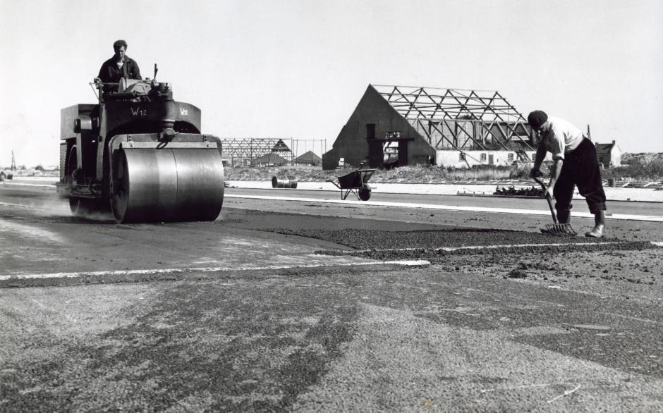 Het verdwenen dorp RIJK bij Schiphol. (Nederland) Huizen en boerderijen zijn afgebroken. Betonnen vlakten zijn in de plaats gekomen van het vruchtbare land. 15 september 1959.